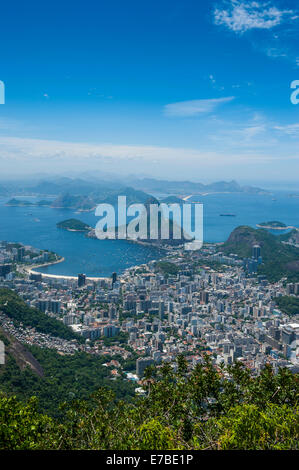 Outlook à partir de la statue du Christ Rédempteur à Rio de Janeiro et le Pain de Sucre, le Brésil Banque D'Images