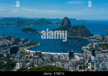 Outlook à partir de la statue du Christ Rédempteur à Rio de Janeiro et le Pain de Sucre, le Brésil Banque D'Images