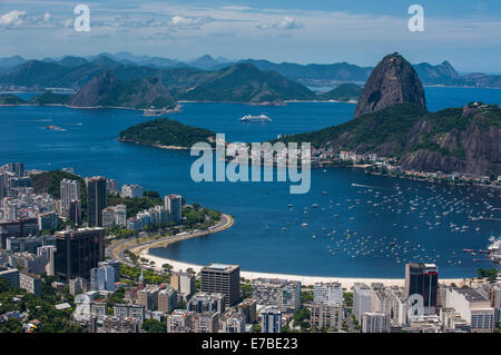 Outlook à partir de la statue du Christ Rédempteur à Rio de Janeiro et le Pain de Sucre, le Brésil Banque D'Images