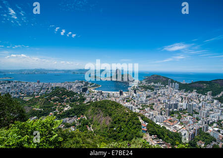 Outlook à partir de la statue du Christ Rédempteur à Rio de Janeiro et le Pain de Sucre, le Brésil Banque D'Images