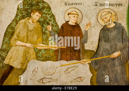 Saint Benoît de Nursie et Saint Maur, le poisson sur une table, de l'école ombrienne, fresque, peinture murale, 15e siècle, l'abbaye bénédictine Banque D'Images