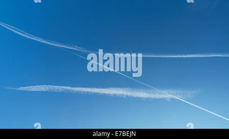 Passage de l'avion à réaction des traînées de vapeur horizontal dans le ciel bleu au-dessus de la Grande-Bretagne KATHY DEWITT Banque D'Images