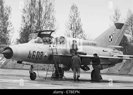 Armée de l'air polonaise, 1e Régiment de défense aérienne "Warszawa" soviétique, construit des avions de chasse Mig 21 (mai 1991) Banque D'Images