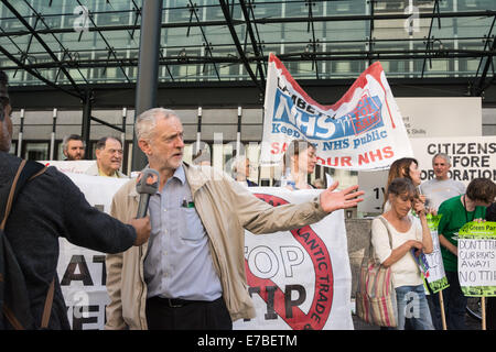 Londres, Royaume-Uni, le 12 septembre 2014. Jeremy Corbyn MP parle de manifestants devant le ministère de l'économie, l'innovation et les compétences manifester contre la TTIP - le partenariat transatlantique de commerce et d'investissement. Les organisateurs de la protestation craignent que le partenariat va saper les droits des travailleurs, les sociétés d'accorder le pouvoir de poursuivre des gouvernements et à la privatisation des services publics. Credit : Patricia Phillips/Alamy Live News Banque D'Images