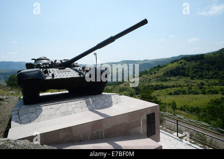 Un monument commémore le réservoir de la conquête de la ville d'importance stratégique en 1992 près de Choucha Choucha dans la région arménienne du Haut-Karabakh, le 25 juin 2014. Le monument est constitué de la première cuve de l'Azerbaïdjan de tomber entre les mains du troupes arméniennes. La République du Haut-Karabakh est de facto un état indépendant non reconnu mais d'un litige entre l'Arménie et l'Azerbaïdjan. La région enclavée dans le Caucase du Sud est habitée par les Arméniens. Photo : Jens Kalaene - AUCUN SERVICE DE FIL- Banque D'Images