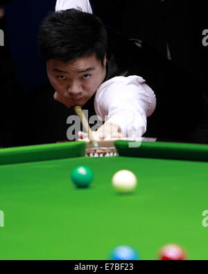 Shanghai, Chine. Sep 12, 2014. La Chine joue un Ding Junhui tourné contre l'Ecosse de Graeme Dott lors de la finale du Masters de Shanghai de Snooker à Shanghai, la Chine orientale, le 12 septembre 2014. Credit : Ding Ting/Xinhua/Alamy Live News Banque D'Images