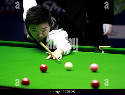 Shanghai, Chine. Sep 12, 2014. La Chine joue un Ding Junhui tourné contre l'Ecosse de Graeme Dott lors de la finale du Masters de Shanghai de Snooker à Shanghai, la Chine orientale, le 12 septembre 2014. Credit : Ding Ting/Xinhua/Alamy Live News Banque D'Images