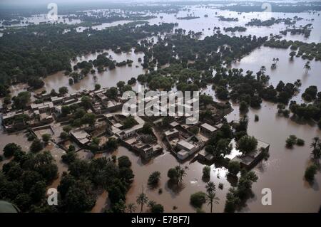 Multan, au Pakistan. 12 Septembre, 2014. Photo prise depuis un hélicoptère de l'armée pakistanaise le 12 septembre, 2014 montre une vue aérienne de maisons entourées par les eaux usées à la zone inondée du centre du Pakistan's Multan. Les militaires pakistanais a déclaré qu'il avait élargi l'opération de sauvetage et de secours comme les inondations frapper plus de districts de la province du Pendjab du pays. Credit : Stringer/Xinhua/Alamy Live News Banque D'Images