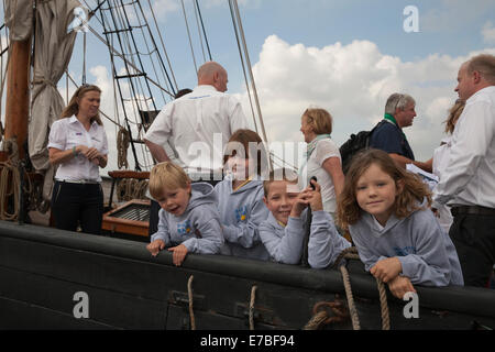 Les enfants de l'Andrew Simpson Sailing Foundation charity à la Southampton Boat Show 2014. Banque D'Images