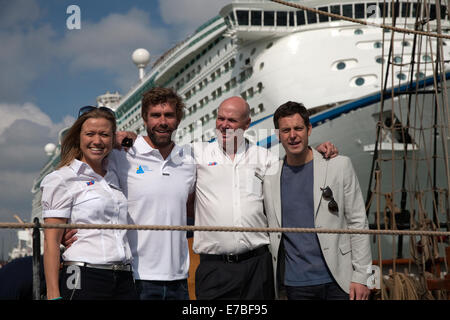 Joe Dixon-Goodman,Matt Baker, présentateur de l'émission d'un fichier et de pays et Iain Percy posent pour des photos après ouverture de la Southampton Boat Show 2014. Banque D'Images