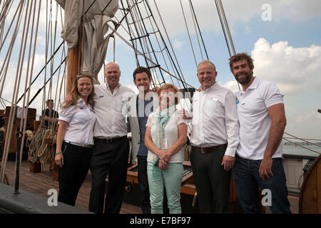 Matt Baker, Iain Percy et d'autres personnes à bord du PSP Phoenix à la Southampton Boat Show 2014. Banque D'Images