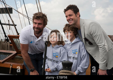 Matt Baker, présentatrice TV et Iain Percy ouvrir le Southampton Boat Show 2014. Banque D'Images