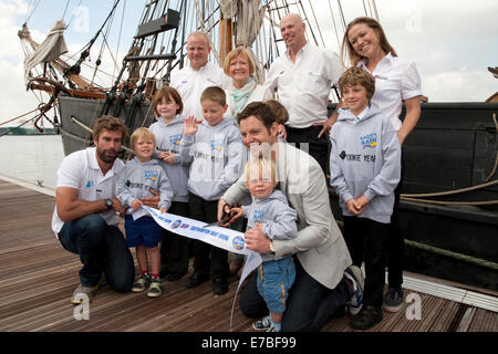 Les enfants de l'Andrew Simpson Sailing Foundation charity posent avec Matt Baker et Iain Percy au Southampton Boat Show 2014. Banque D'Images