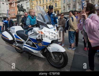 Zagreb, Croatie. Sep 12, 2014. Un garçon est assis sur la moto de police au cours de sécurité routière à l'événement programme Jelacic à Zagreb, Croatie, le 12 septembre 2014. Les autorités locales ont organisé des événements du programme de sécurité de la circulation dans toutes les grandes villes autour de la Croatie de communiquer d'importants messages de sécurité routière pour les enfants et les pilotes comme nouvelle année scolaire commencera le lundi. © Lisanin Miso/Xinhua/Alamy Live News Banque D'Images