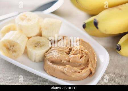 Beurre de cacahuète fait maison et les bananes. Ingrédients : cacahuètes grillées, non salées (, écossés), l'huile d'arachide, de miel. Pas de sel, pas de sucre. Banque D'Images