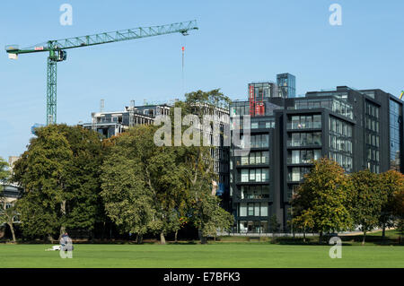 Résidence moderne d'Édimbourg le Quatermile ville vu depuis le Parc des Meadows Banque D'Images