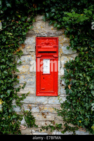 Georgian ( Ve ) post box dans le mur en pierre recouvert de lierre d'un village Somerset UK Banque D'Images