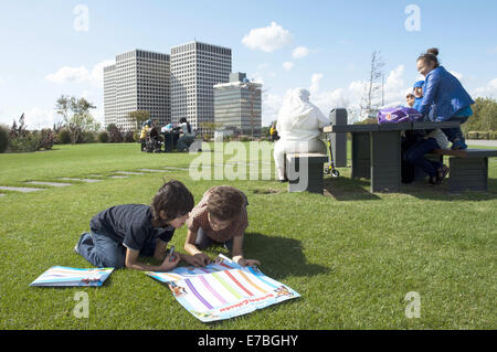 13 août 2014 - Rotterdam, Hollande méridionale, Pays-Bas, Holland - Clildren jouent sur le toit d'un immeuble commercial. Ils remplissent un calendrier d'anniversaire.Sur l'arrière-plan...bureaux à Rotterdam est le plus grand parc public sur un immeuble commercial en Europe. Sur 9 mètres de haut, sur le dessus à Bigshops Marconi Plaza, est un parc verdoyant avec trois jardins à thèmes..Le parc est la mesure de huit hectares et offre une vue sur la ville et le port. Il est à 800 mètres de long, 80 mètres de large et 9 mètres de haut. Ci-dessous le parc est 25 000 m2 d'espace de vente au détail.Ce n'est pas seulement une zone de shopping et un lieu où vous Banque D'Images