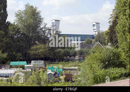 Rotterdam, Hollande méridionale, Pays-Bas, Hollande. Sep 10, 2014. L'Ijssel hollandais barrage. En face de l'Ijssel et barrage derrière les digues sont de petits légumes des jardins et maisons de la digue. Le Hollandse IJssel IJssel hollandais (Rotterdam) se connecte avec la mer du Nord. En cas d'inondation, l'eau de la rivière serait incapable de s'échapper parce que l'augmentation de la mer aurait l'arrêter. La rivière serait donc facilement éclater ses banques. Il y avait deux raisons principales pour trouver une solution pour le danger d'inondation : premièrement, le Hollandse Issel coule à travers la zone plus basses des Pays-Bas. Deuxièmement, Banque D'Images