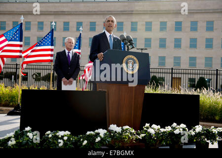 Le président américain Barack Obama prononce une allocution à titre de secrétaire de la Défense Chuck Hagel a au cours de l'anniversaire de l'attentats au Pentagone le 11 septembre 2014 à Arlington, en Virginie. Banque D'Images