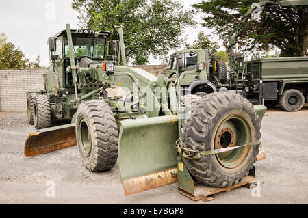 Grade militaire de niveleuses Volvo, utilisé pour niveler et lisser terrain afin de créer des routes et des pistes d'atterrissage. Banque D'Images