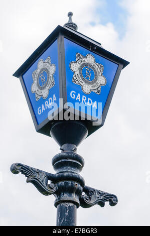 En dehors d'une lampe bleu Garda Siochana (police irlandaise) station Banque D'Images