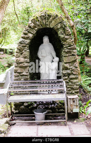 Vierge à l'enfant à un lieu saint, avec un rack pour les bougies à l'avant. Banque D'Images