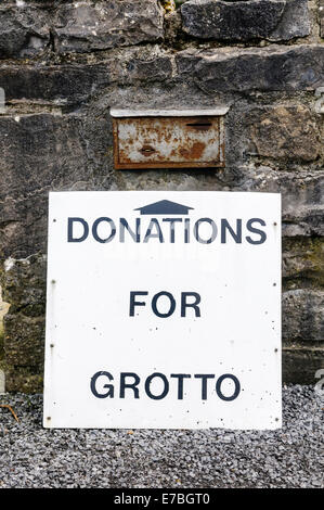 Boîte de donation à une grotte sacrée en Irlande Banque D'Images