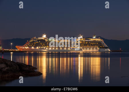 Navire de croisière de luxe Celebrity Solstice amarré dans le port de Victoria, Colombie-Britannique, Canada. Banque D'Images