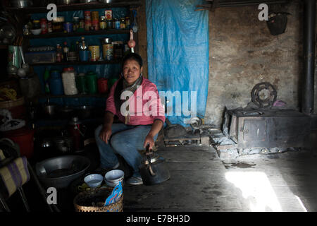 Faire du Sherpa alimentation dans leur maison dans un village appelé Beding dans la vallée de Rowling. Banque D'Images