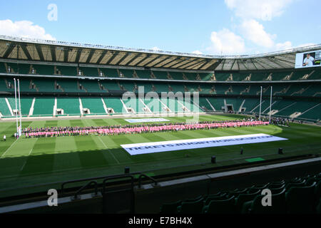 Londres, Royaume-Uni. 12 septembre 2014. Rugby stars et les bénévoles s'alignent sur le terrain prêt à briser la Coupe du Monde de Rugby 2015 plus grand enregistrement mêlée à Twickenham lors de la lancement des billets pour le tournoi. Credit : Elsie Kibue / Alamy Live News Banque D'Images