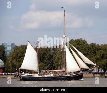 La Reine Galadriel, 32 mètres de long, Gaff Schooner, prenant part au défilé de la voile, au cours de la Tall Ships Festival, Greenwich Banque D'Images