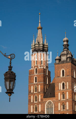 Lanterne et église St Mary au Market Square, Cracovie, Pologne en septembre Banque D'Images