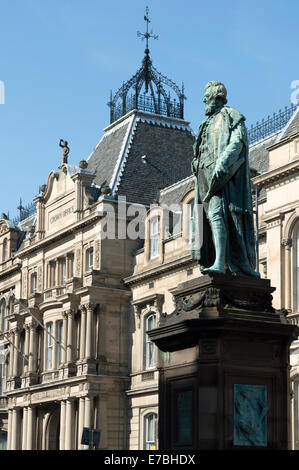 William Chambers, Lord Provost, memorial statue sur Chambers Street, Édimbourg. Les immeubles de bureaux de la Couronne à l'arrière-plan Banque D'Images