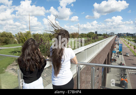 13 août 2014 - Rotterdam, Hollande méridionale, Pays-Bas, Holland - deux filles sont debout sur le toit d'un immeuble commercial. 9 mètres au-dessous de est un énorme centre commercial. ..Dans la région de Rotterdam est le plus grand parc public sur un immeuble commercial en Europe. Sur 9 mètres de haut, sur le dessus à Bigshops Marconi Plaza, est un parc verdoyant avec trois jardins à thèmes..Le parc est la mesure de huit hectares et offre une vue sur la ville et le port. Il est à 800 mètres de long, 80 mètres de large et 9 mètres de haut. Ci-dessous le parc est 25 000 m2 d'espace de vente au détail.Il n'est pas seulement une zone commerçante et un endroit où vous pouvez recréer, le même t Banque D'Images