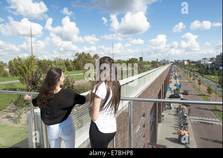 13 août 2014 - Rotterdam, Hollande méridionale, Pays-Bas, Holland - une fille est debout sur le toit d'un immeuble commercial. 9 mètres au-dessous de son est un énorme centre commercial. ..Dans la région de Rotterdam est le plus grand parc public sur un immeuble commercial en Europe. Sur 9 mètres de haut, sur le dessus à Bigshops Marconi Plaza, est un parc verdoyant avec trois jardins à thèmes..Le parc est la mesure de huit hectares et offre une vue sur la ville et le port. Il est à 800 mètres de long, 80 mètres de large et 9 mètres de haut. Ci-dessous le parc est 25 000 m2 d'espace de vente au détail.Il n'est pas seulement une zone commerçante et un endroit où vous pouvez recréer, le même t Banque D'Images