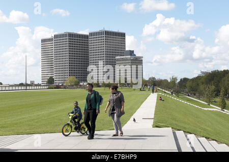 13 août 2014 - Rotterdam, Hollande méridionale, Pays-Bas, Holland - visites faites une promenade sur le toit d'un immeuble commercial. 9 mètres au-dessous d'eux est un énorme centre commercial. Dans l'arrière-plan sont des bureaux...à Rotterdam est le plus grand parc public sur un immeuble commercial en Europe. Sur 9 mètres de haut, sur le dessus à Bigshops Marconi Plaza, est un parc verdoyant avec trois jardins à thèmes..Le parc est la mesure de huit hectares et offre une vue sur la ville et le port. Il est à 800 mètres de long, 80 mètres de large et 9 mètres de haut. Ci-dessous le parc est 25 000 m2 d'espace de vente au détail.Ce n'est pas seulement une zone de shopping et une Banque D'Images