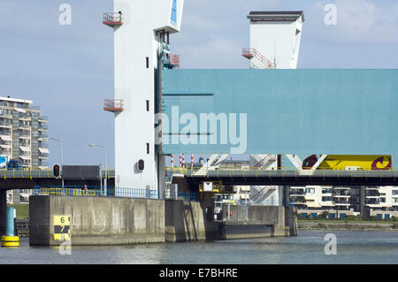 Rotterdam, Hollande méridionale, Pays-Bas, Hollande. Sep 10, 2014. Le Hollandse IJssel IJssel hollandais (Rotterdam) se connecte avec la mer du Nord. En cas d'inondation, l'eau de la rivière serait incapable de s'échapper parce que l'augmentation de la mer aurait l'arrêter. La rivière serait donc facilement éclater ses banques. Il y avait deux raisons principales pour trouver une solution pour le danger d'inondation : premièrement, le Hollandse Issel coule à travers la zone plus basses des Pays-Bas. Deuxièmement, c'est l'une des zones les plus peuplées des Pays-Bas. Au départ, la construction d'un barrage mi-clos dans le Hollandse IIsse Banque D'Images