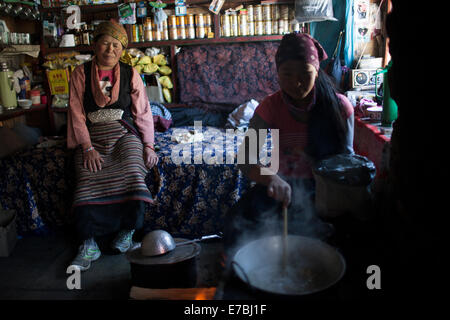 Faire du Sherpa alimentation dans leur maison dans un village appelé Beding dans la vallée de Rowling. Banque D'Images