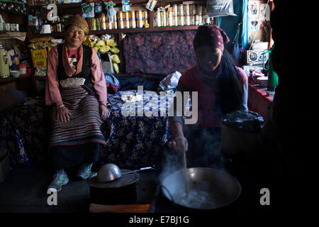 Faire du Sherpa alimentation dans leur maison dans un village appelé Beding dans la vallée de Rowling. Banque D'Images