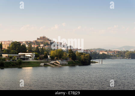 Vue panoramique de la ville galicienne de Tuy de pays voisins au Portugal Banque D'Images