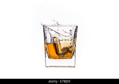 Whiskey sur glace, avec des cubes de glace des éclaboussures sur un fond blanc Banque D'Images