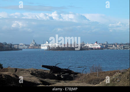 Les navires dans le port du sud d'Helsinki vu de l'île de Suomenlinna Banque D'Images