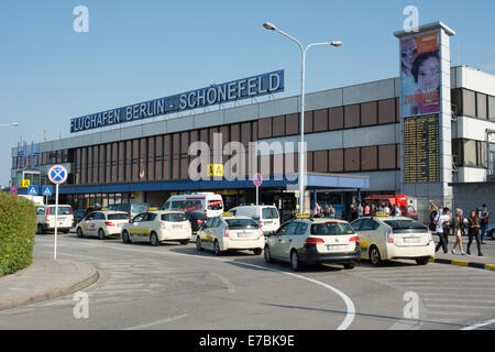 En dehors de la file d'attente des taxis Berlin Schönefeld Airport terminal. Vols de départ sont affichés sur un écran de droite Banque D'Images