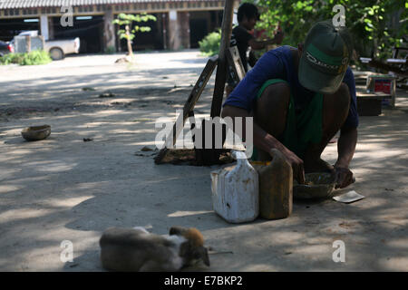 12 septembre 2014 - Mae Sot, Thaïlande - un travailleur migrant birman sans-papiers au travail dans une usine qui embauche des travailleurs sans-papiers en provenance du Myanmar à Mae Sot, Thaïlande.Au cours du procès de la militante syndicale Andy Hall, le gouvernement thaïlandais a annoncé qu'elle avait autour de 1,1 million de travailleurs migrants des pays voisins, le Cambodge et le Myanmar. En dépit de cette revendication des ONG estiment qu'il y a des dizaines de milliers de travailleurs sans papiers en Thaïlande travaillent illégalement dans la construction et la direction générale de la production.Ils sont souvent sous-payés et soumis à des travaux forcés, de longues heures de travail et de l'abus et l'exploitat Banque D'Images