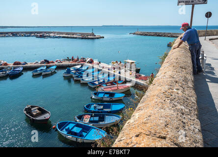 Regardant vers le bas sur l'intérieur du port de pêche dans la vieille ville de Gallipoli, Pouilles, Italie du Sud. Banque D'Images