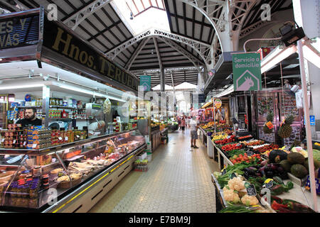 Les étals du marché intérieur, la vente de fruits et légumes, le Mercado Central, le marché central, la ville de Valence, en Espagne, en Europe. Banque D'Images