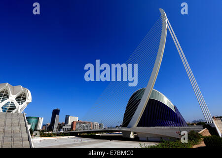 Le pont de l'Assut de l'Or Bridge et le hall de l'Agora, Cité des Arts et des Sciences, Valence, Comunidad Valencia, Espagne, Europe Banque D'Images