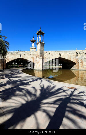 L'été, Puente del Mar, pont Vieux pont (Puente del Mar) sur la rivière Turia, la ville de Valence, Espagne, Europe Banque D'Images