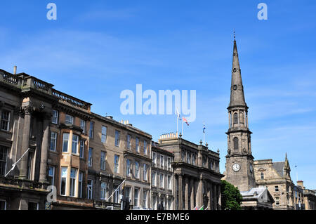 L'horizon de George Street, Édimbourg, Écosse, Royaume-Uni sur un après-midi ensoleillé de juin. Banque D'Images